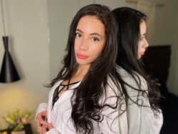 HazelPage is Live on ItsLive: I'm the girl with sexy eyes, a stunning figure and soft white skin that looks even better under the lights. I love teasing you slowly, showing off every curve of this body while keeping intense eye contact. Watch HazelPage´s Live Show on ItsLive