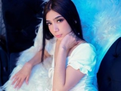 HollyLincon is Live on ItsLive: I'm a confident and playful girl who loves to move, tease and connect. My shows are full of energy, rhythm and chemistry. I use interactive toys and let the vibe guide us... come get lost with me. Watch HollyLincon´s Live Show on ItsLive